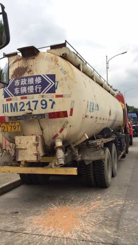 北京朝陽區(qū)八里莊一食品廠排污事件引關(guān)注 15噸飼料車與抽糞車作業(yè)現(xiàn)場直擊